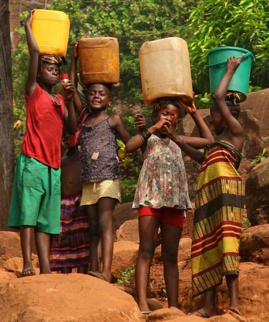 Children fetchinh water from streams in Freetoswn