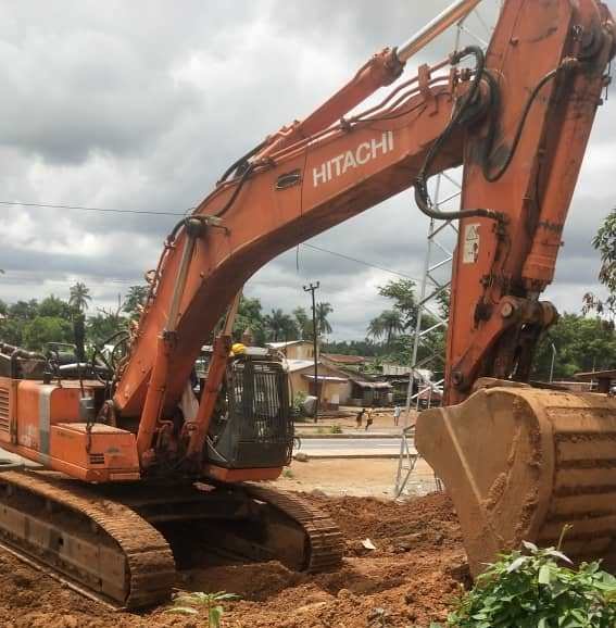 A HITACHI machine digging up holes to make way for power transmission poles in Western Area Rural district in Waterloo. Safety concens are high among residents as more deep holes are dug out. (C)Africa24/Photo: Hassan Conteh