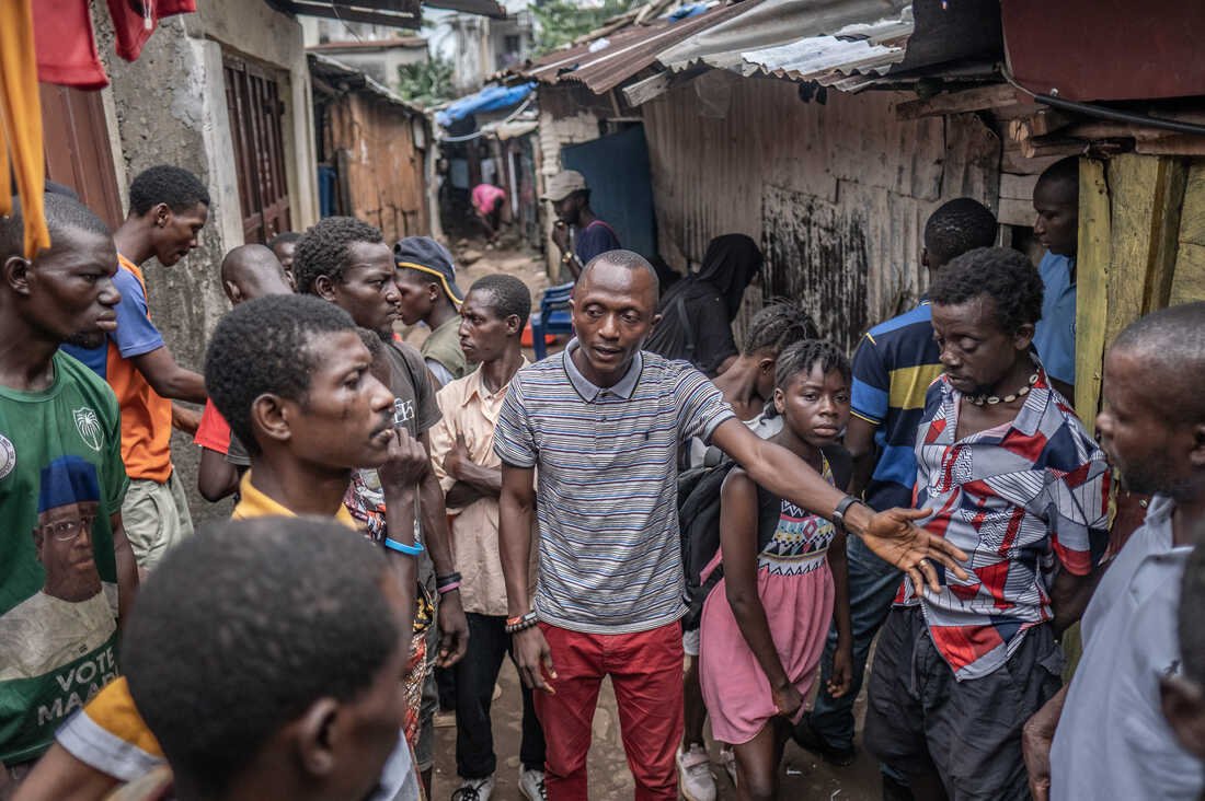 Ibrahim Koroma of the Mental Watch Advocacy Network, a local civil society organisation, warns kush users of the dangers of the drug in a slum neighbourhood in Western Freetown, Sierra Leone. “The kush situation is deadly” said Koroma. “Young people are losing their lives, especially in these poor communities”.