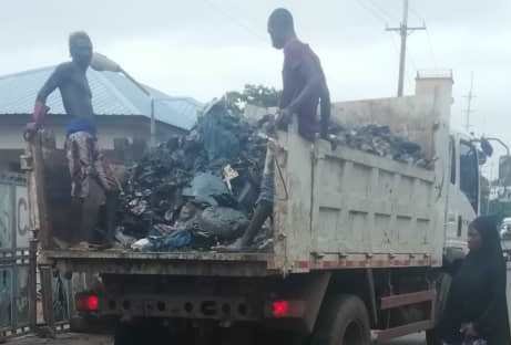 A waste loaded truck in front of Cottage Hospital in Freetown. 
Photo taken by Hassan I. Conteh (1 July, 2024)