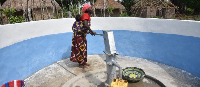 A woman using a hand pump to fetch water from a borehole 
drilled by MSF in Fadugu Village, Tonkolili District, Sierra Leone