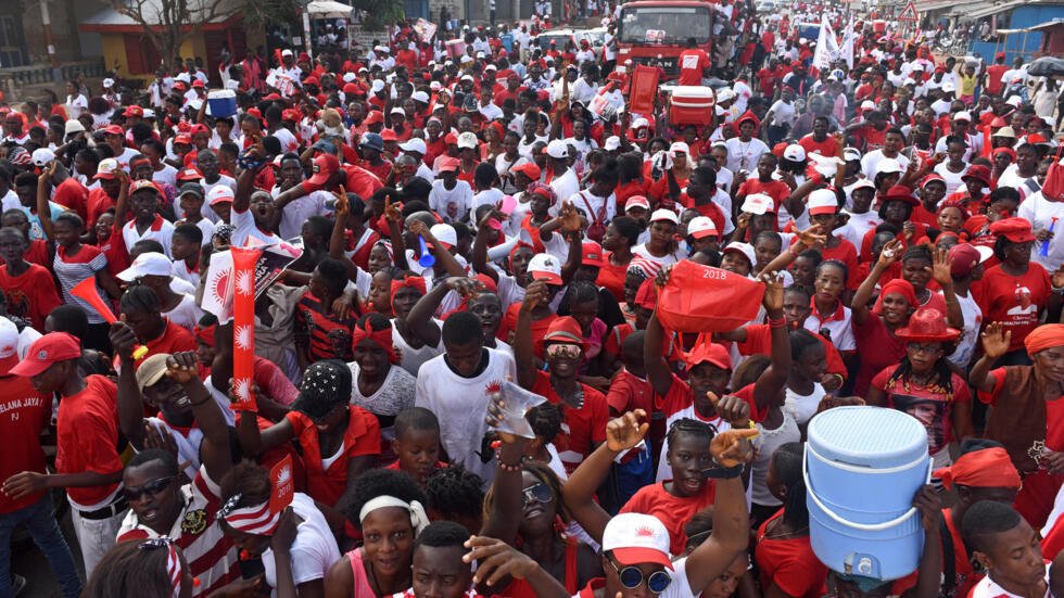 Supporters of the ruling All Peoples Congress (APC) party attend a rally ahead of the March 7 presidential election in Makeni, Sierra Leone March 5, 2018. REUTERS/Olivia Acland