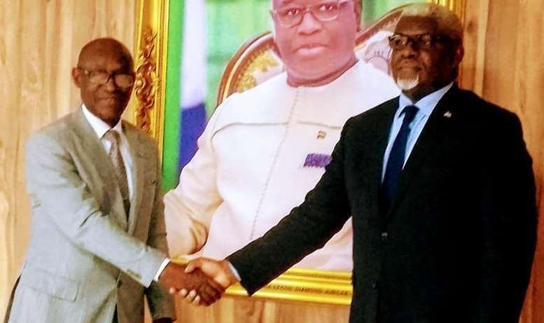 (Left to Right) John Sumailah, Secretary to the Cabinet and Head of the Civil Service 
of Sierra Leone  with Nathaniel Kwabo, Director -General, Cabinet of Liberia.