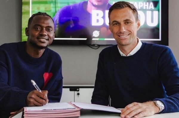 Mustapha Bundu Pens for Hannover 96